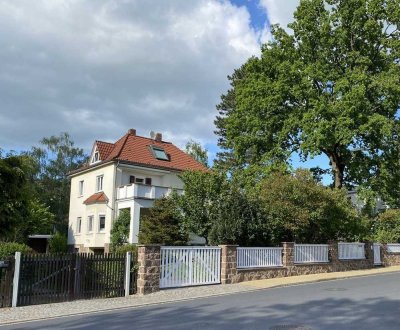 Von privat: Villa mit Baugrund vor Spitzhaus und Weinbergen