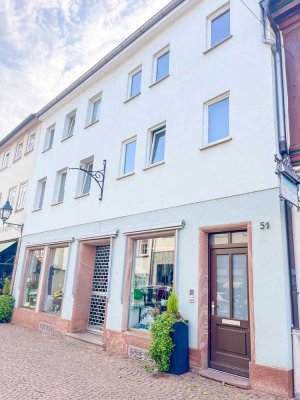 Helle Gewerbefläche mit großzügiger Maisonette-Wohnung und Ausbaupotenzial in der Perle des Mains