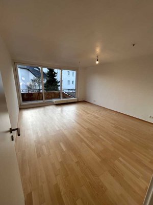 helle , 2-Zimmer Wohnung mit Balkon und Außenstellplatz , Top Lage !