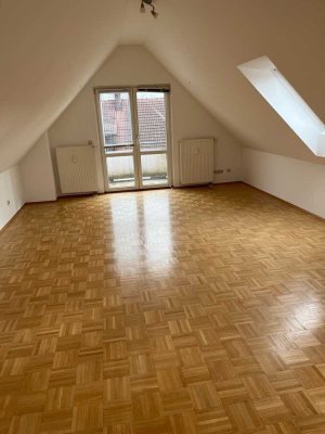 Elegante Dachgeschosswohnung mit Balkon