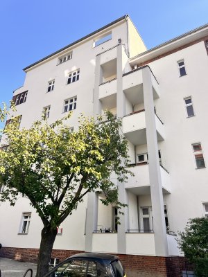 ZU MIETEN 2 ZIMMER- WOHNUNG MIT BALKON IN BERLIN STEGLITZ MÖBLIERT UND KOMPLETT SANIERT