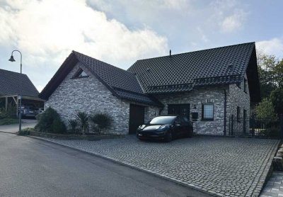 Hochwertiges Massiv-Haus mit PV-Anlage in Top-Lage von Oberwiehl (BJ: 2002)