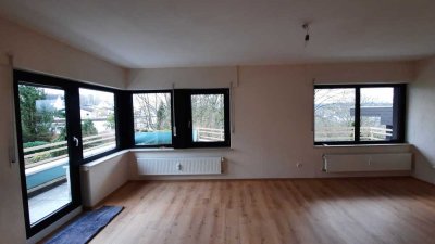 schöne modernisierte 3-Zimmer-Penthouse-Wohnung in guter Lage mit Dachterrasse, Garage und EBK