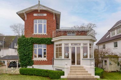 Strandvilla am Niendorfer Hafen in erster Meereslinie