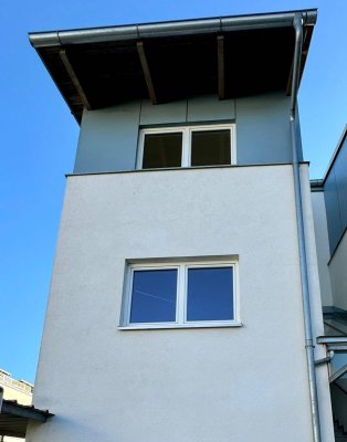 EINZIGARTIGE WOHNUNG MIT HAUSCHARAKTER, LOGGIA UND STELLPLATZ!