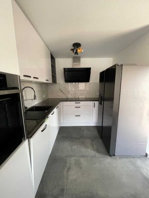 Stilvolle, modernisierte 3,5-Zimmer-Maisonette-Wohnung mit geh. Innenausstattung mit Balkon und EBK