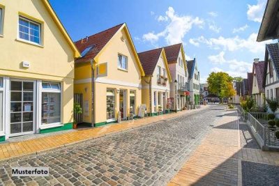 Wohn-/Geschäftshaus und Carportanlage