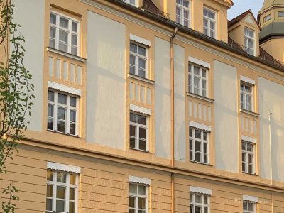 Die elegante Wohnung befindet in denkmalgeschütztem Altbau in München