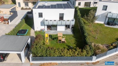 MODERNES 5 ZIMMER VILLENEIGENTUM STEHT ZUM VERKAUF. WIRTSCHAFTLICHER BETRIEB DURCH MODERENE PV- ANLAGE.