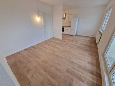 Kernsanierte 7-Raumwohnung mit hochwertigem Laminat + zwei Bäder + gr. Balkon + EBK-Option!!!