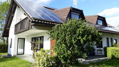 Freundliche und sanierte 4-Raum-Wohnung mit geh. Innenausstattung mit Balkon und EBK in Lauingen