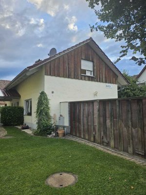 Geschmackvolle 2-Zimmer-Wohnung mit Garten-Terrasse und Einbauküche in Berg