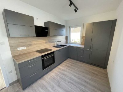 Neu renovierte 3-Zimmer-OG-Wohnung mit eigenem Garten und Terrasse, EBK sowie Garage in bester Lage