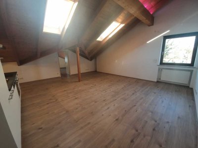 exklusive 1,5-Zimmer-Dachgeschosswohnung mit Einbauküche und Balkon in Eichenau