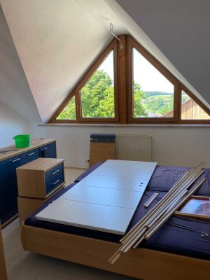 Günstige 4-Zimmer-DG-Wohnung mit Balkon und Einbauküche in Kirchberg i.Wald