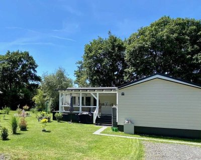 Exklusives L-förmiges Mobilheim in ruhiger Lage mit wunderschöner Terrasse