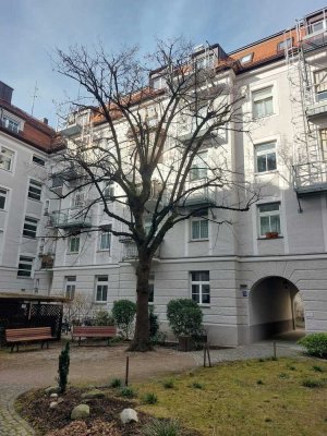 Historische 2-Zi.-Altbauwohnung/Innenhof, Nähe U-Bahn-Haltestelle Implerstraße/ München Sendling