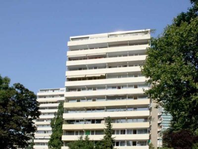 Vor den Toren Frankfurts: Gepflegte 2-Zimmer-Wohnung mit Balkon & TG-Stellplatz