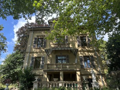 Elegante Altbauwohnung mit Balkon in begehrter Lage von Wiesbaden