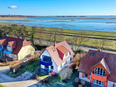 Renditestarkes Ferienhaus in unmittelbarer Strandlage mit 2 Vermietungseinheiten