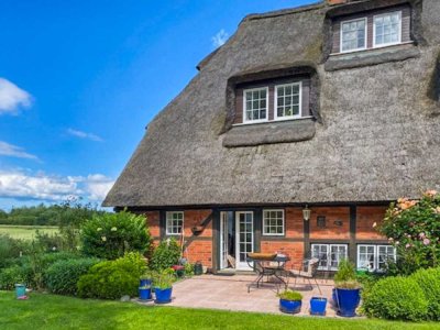 Lübeck - Idyllisches Wohnen unter Reet – Ihr Ruhepol an der Ostsee auf Erbpachtgrundstück