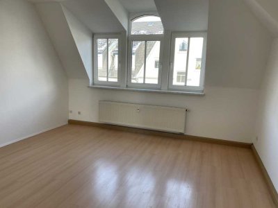 Helle und geräumige 3-Zimmer-Dachgeschosswohnung in Plauen, frisch renoviert