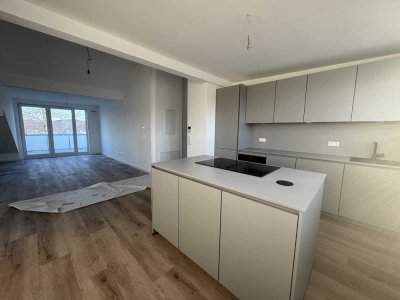 *Neubau & Erstbezug* Exklusive 2-Zimmer-DG-Wohnung mit Balkon und Einbauküche direkt an der Murg