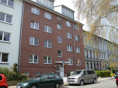 Helle 2-Zimmer Dachgeschosswohnung mit Fahrstuhl und Balkon in Hamburg-Harburg