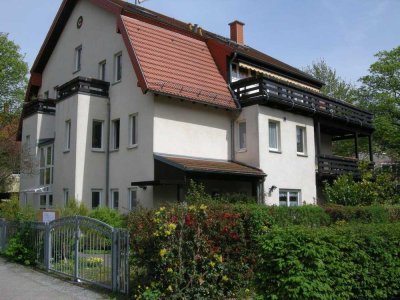 2,5 Zimmer mit Terrasse - 2.5 rooms with terrace- in Stadtvilla im Grünen mit guter S-Bahn-Anbindung