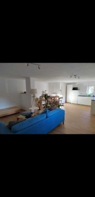 Neuwertige 3 Zimmerwohnung mit Balkon, Garten und EBK