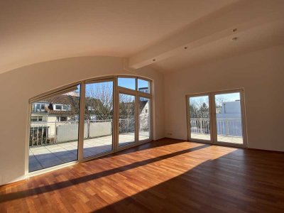 Individuelle Wohnung mit großen Fensterflächen und Dachterrasse mit Blick in Gärten