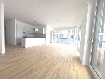 Neubau-Erstbezug: Exklusives 3-Zi.-Penthouse mit traumhafter Terrasse, Parkett, FB-Heizung & EBK!!!