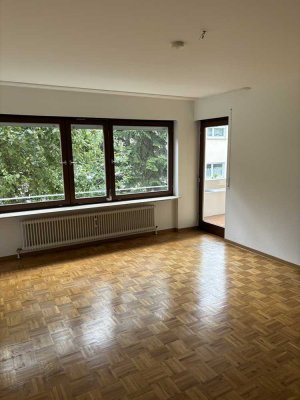 Großzügige, helle 3-Zimmer-Wohnung mit Tageslichtbad, Loggia in ruhiger Lage von S-Riedenberg