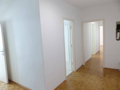 "Zentrale Lage - 3 Zimmer - Zentralheizung - WG geeignet"