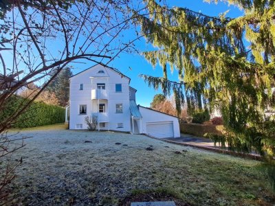 Traumhafte Villa mit Pool und Altbaumbestand in sonniger Ruhelage in Waltendorf