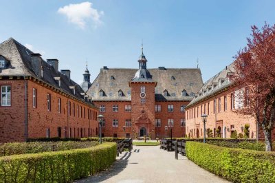 möblierte Traumwohnung mit Blick in den Schlosspark zu vermieten