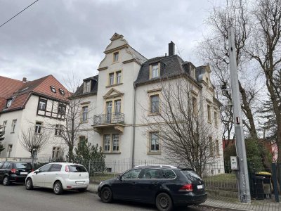 Schöne Aussichten! Große Küche mit EBK, Bad mit Fenster, großer  Balkon und Pkw-Stellplatz!