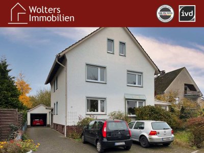 Zweifamilienhaus auf großem Grundstück mit Garage!