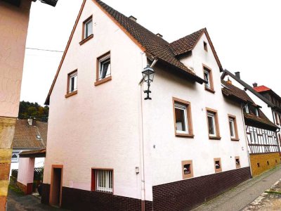 Großes Zweifamilienhaus, zwei Garagen, Hof & Garten