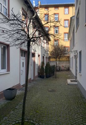 Stilvolle, gepflegte 1,5-Zimmer-Maisonette-Wohnung mit EBK in Frankfurt Sachsenhausen