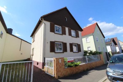 Einfamilienhaus mit Einliegerwohnungen und schönem Garten in Berghausen