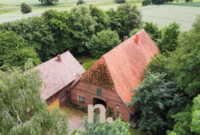 Wohnen in nahezu Alleinlage mit Dorfbezug // Wohnhaus mit Stall/ Garage und Wiese