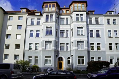 Sofort bezugsfrei: Wunderschöne 3-Zimmerwohnung mit hohen Decken und Balkon mitten in der List