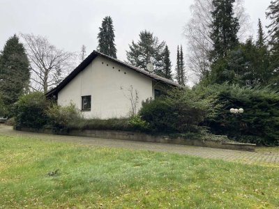 Einzigartiges Grundstück  ... Einfamilienhaus mit Hallen auf einem parkähnlichem Grundstück