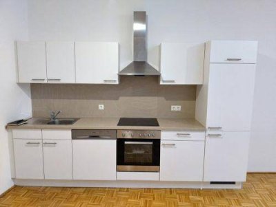 Ruhiger 1 ZIMMER-Altbau + Terrasse 5m² + Einbauküche + Bad/Dusche/WC/Fenster + nähe Jakominiplatz!