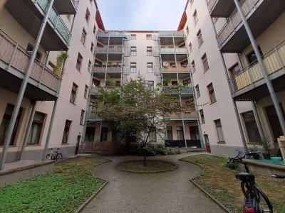 Helle Dachgeschosswohnung mit Aufzug - Tageslichtbad mit Dusche und moderne Einbauküche