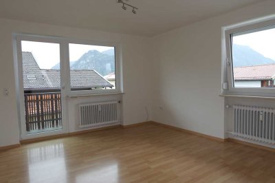 *** Sehr schön geschnittene 3-Zimmer-Wohnung mit phänomenalem Bergblick und Südbalkon in Inzell  ***