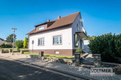 MÖGLICHKEIT - Einfamilienhaus mit Lagerkomplex, Garage und großem Grundstück in Oberbexbach!