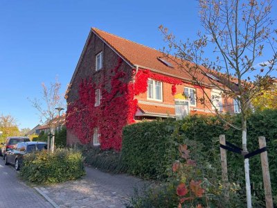 Travemünde: Großzügiges Reihenendhaus mit pflegeleichtem Garten und Carport