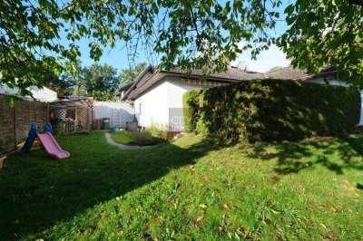 Freies Einfamilienhaus mit schönem Garten, Garage u Carport in familienfreundlicher und ruhiger Lage